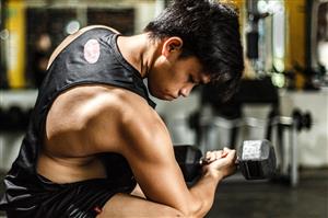 Man lifts weights